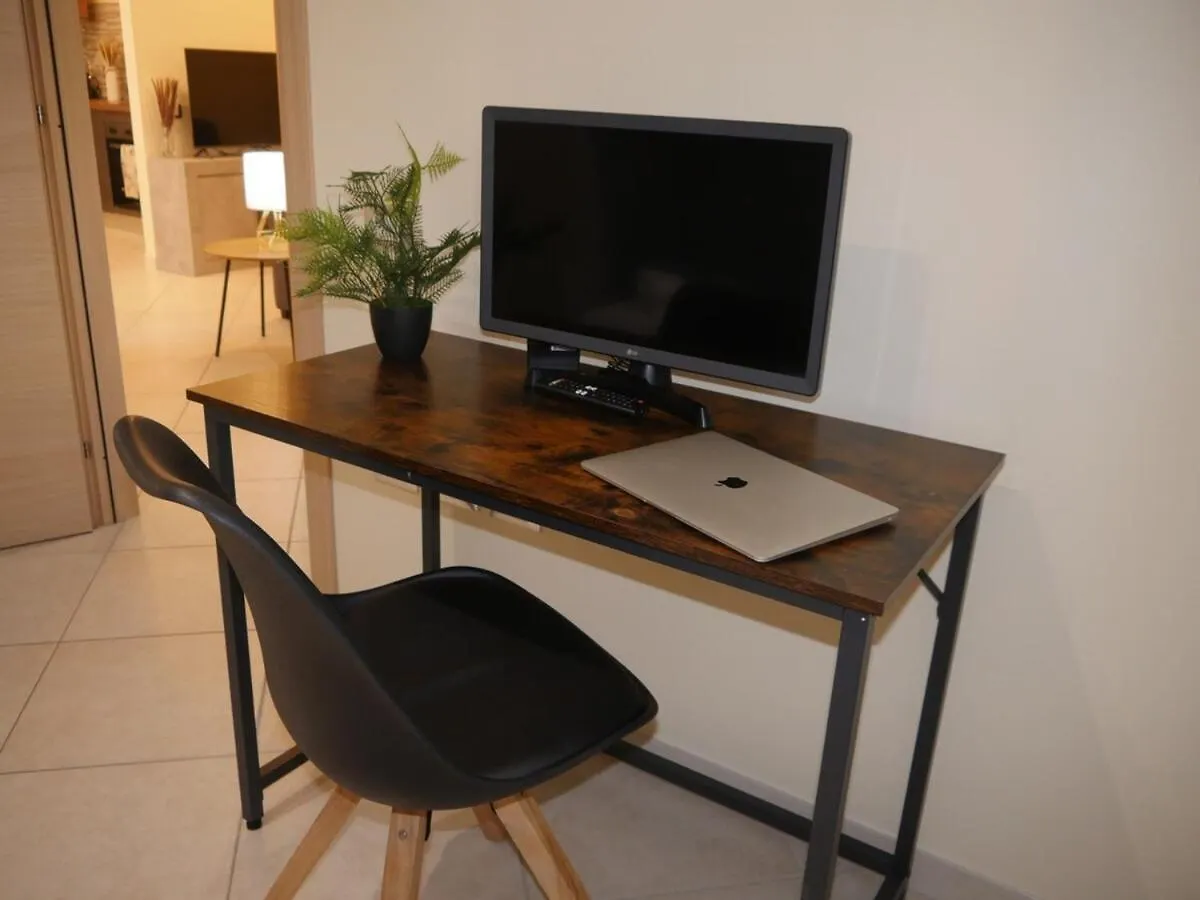 Modern Two-Bedroom Flat, 10 Mins Walk To The Beach Quartu SantʼElena 0*,  Italien