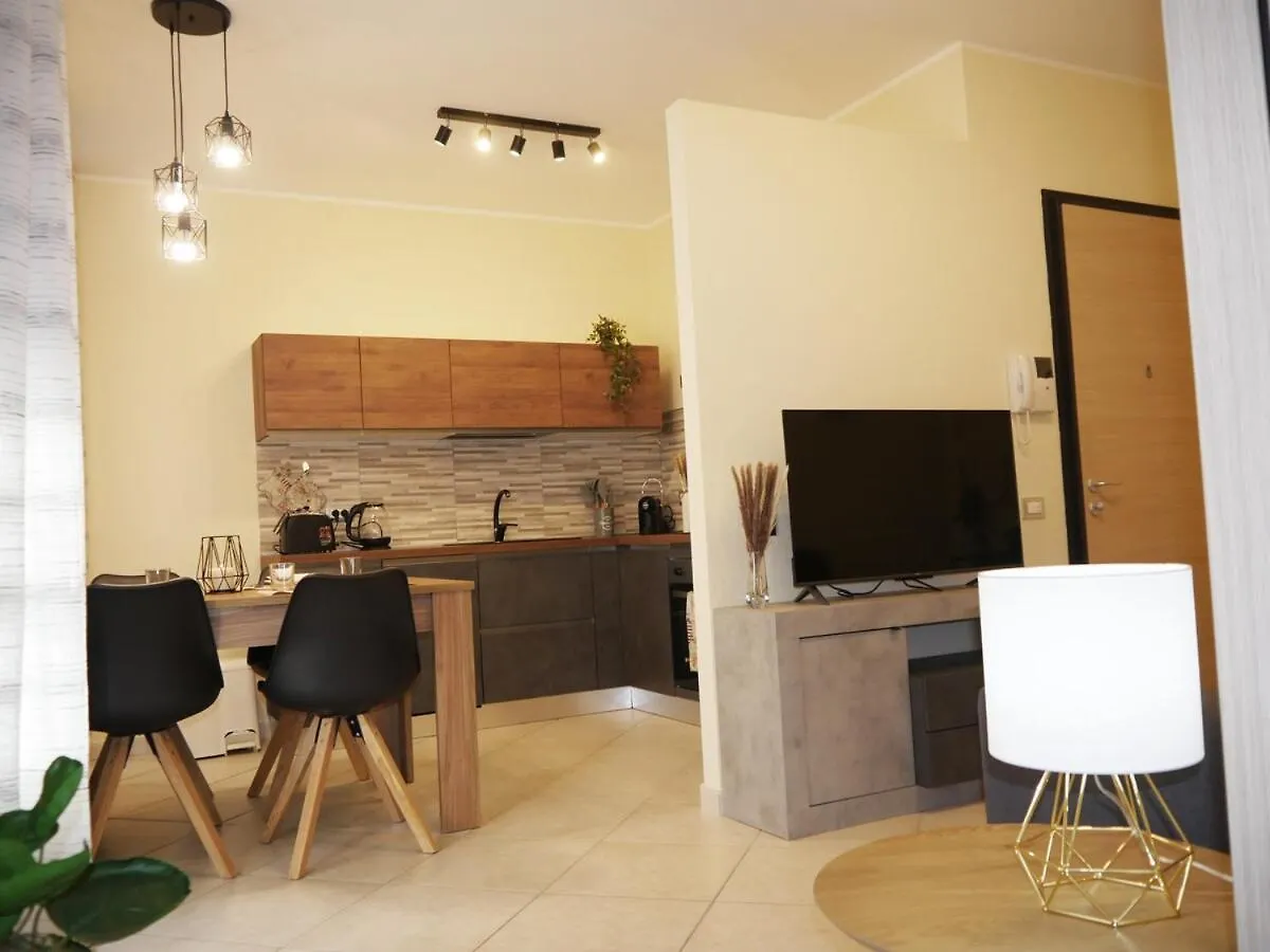 Modern Two-Bedroom Flat, 10 Mins Walk To The Beach Quartu SantʼElena Lägenhet