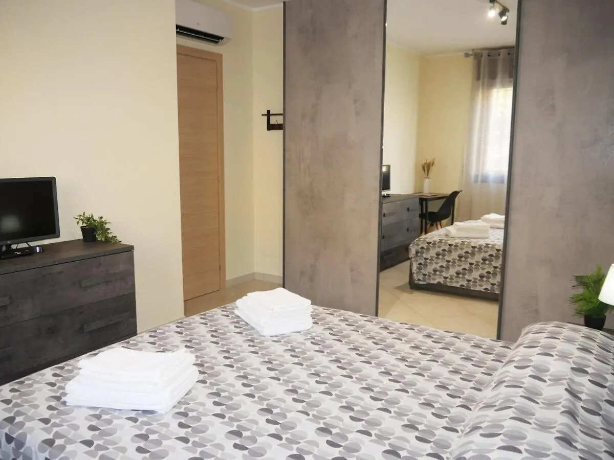 Modern Two-Bedroom Flat, 10 Mins Walk To The Beach Quartu SantʼElena Lägenhet