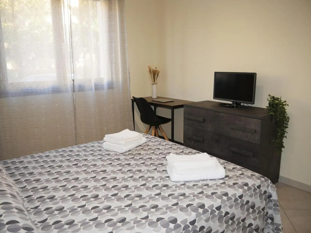 Lägenhet Modern Two-Bedroom Flat, 10 Mins Walk To The Beach Quartu SantʼElena