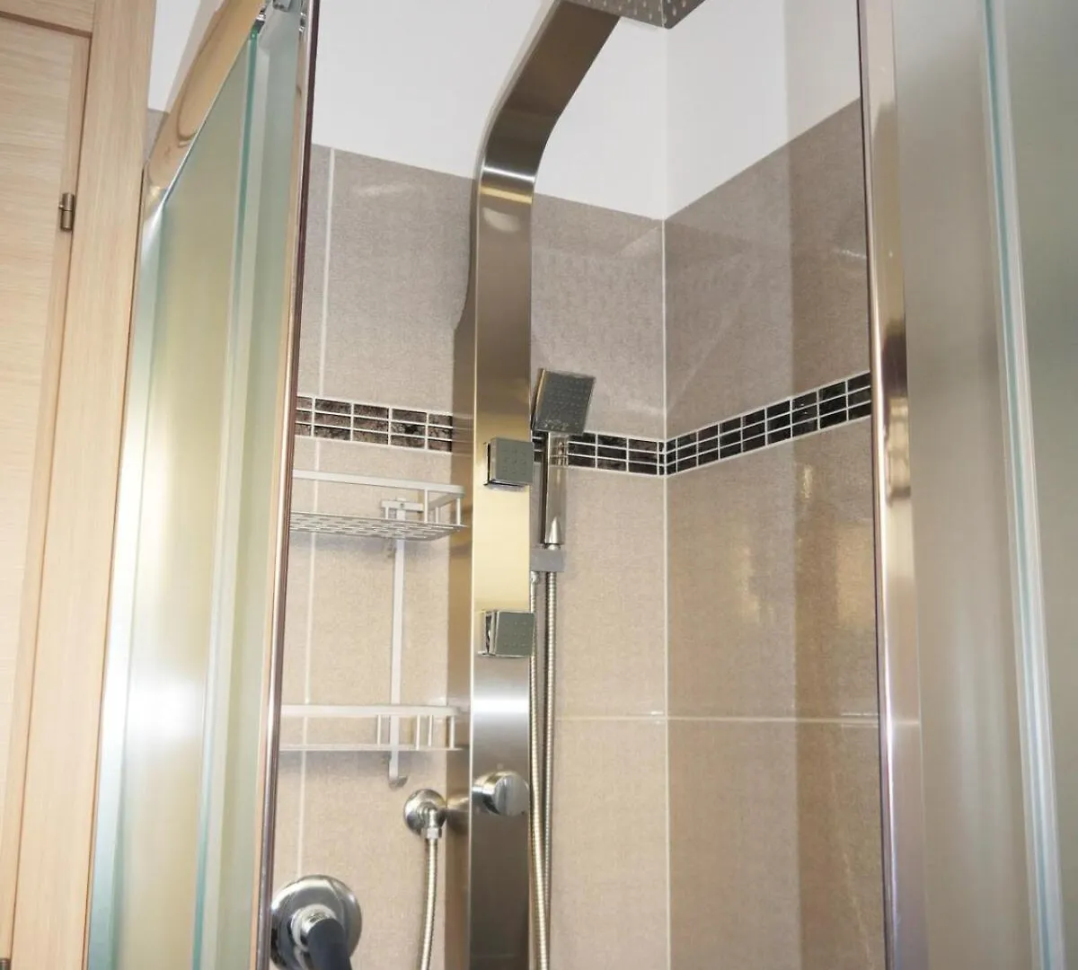 Modern Two-Bedroom Flat, 10 Mins Walk To The Beach Quartu SantʼElena Italien